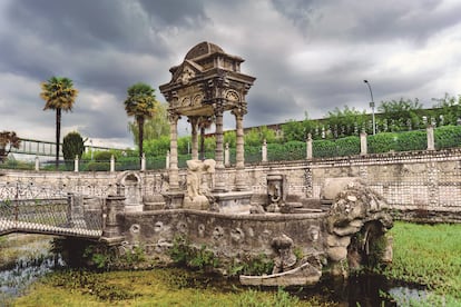 Con su estética entre romántica y modernista, el Parque Enciclopédico del Pasatiempo (Betanzos, A Coruña) emana una belleza decadente que invita a recorrer todos sus vericuetos. La construyó un indiano que, a finales del siglo XIX, regresó desde Argentina a su Galicia natal con mucho dinero y ganas de dar a conocer la historia mundial recreando lugares importantes del planeta. ”Fue el precursor de los parques temáticos”, afirma Álvarez, que describe el enorme conjunto como una “caja de sorpresas en la que vas entrando en minimundos”. Hay espacios más religiosos, y otros dedicados a los animales. “Actualmente, existe un plan de conservación del jardín histórico para establecer los criterios de su mantenimiento, restauración, interpretación y difusión”, destaca como buena noticia.