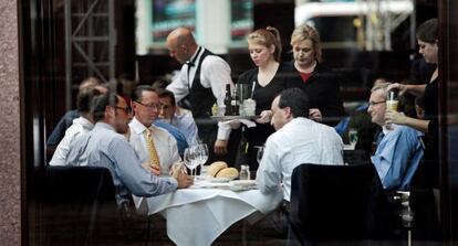 Comida de negocios en un restaurante de la sexta avenida de Manhattan en septiembre de 2008.