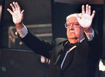 José Luis Borau levanta sus manos pintadas de blanco contra ETA durante la ceremonia de los premios Goya de 1998.