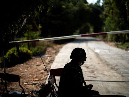 Un soldado tailandés vigila la carretera que lleva a la frontera con Myanmar, escenario de combates entre el Ejército y los rebeldes, en diciembre de 2021.