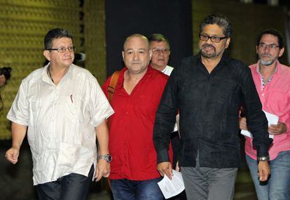El jefe negociador de las FARC en La Habana, de negro
