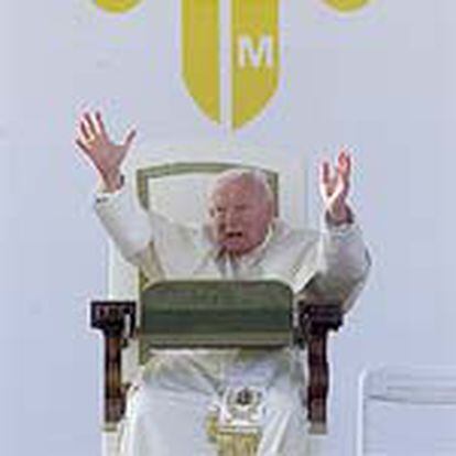 Juan Pablo II gesticula durante su encuentro con los jóvenes en la base aérea de Cuatro Vientos.