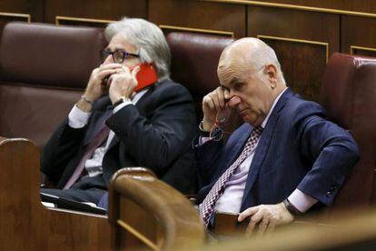 El portavoz parlamentario de CiU, Josep Antoni Duran Lleida (d), durante un pleno del Congreso.