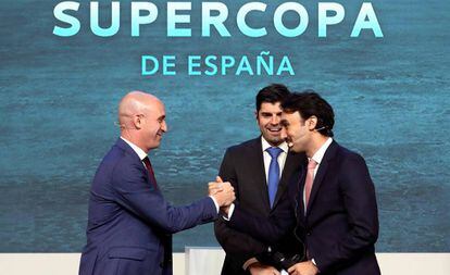 Rubiales y el príncipe saudí Abdulaziz bin Turki Alfaisal se saludan en la ciudad de fútbol de Las Rozas.