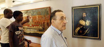 Francisco Navarro, delegado de Administración y Patrimonio del Cabildo de la Catedral de Sevilla, junto al retrato de San Fernando de Murillo, en la catedral de Sevilla.