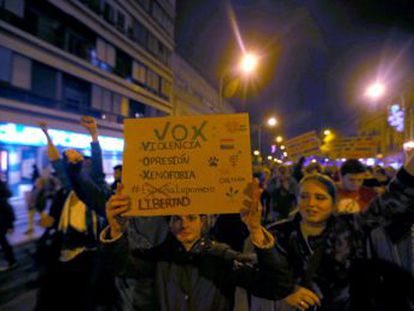 Los asistentes han marchado por el centro de Granada, Málaga y Sevilla con cánticos como  Aquí están los antifascistas  o  Que no tenemos miedo 