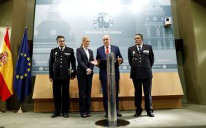 La delegada del Gobierno, Cristina Cifuentes, junto al ministro del Interior y dos mandos policiales el pasado 24 de septiembre.