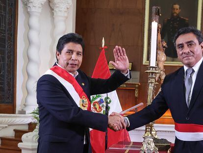 El presidente de Perú, Pedro Castillo, toma juramento al nuevo ministro del Interior, Willy Arturo.