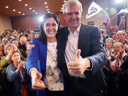 Alfonso Rueda junto a la secretaria general del partido en Galicia, Paula Prado, tras conocerse los resultados electorales en la sede del PP en Santiago.