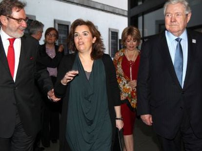 Juan Luis Cebrián, Soraya Sáenz de Santamaría y Frank A. Bennack, Jr., en la clausura de la jornada.