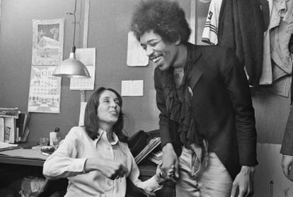 Joan Baez and Jimi Hendrix chat backstage at a concert in New York in 1968 that was held to raise money to help refugees from the Biafran-Nigerian civil war. 