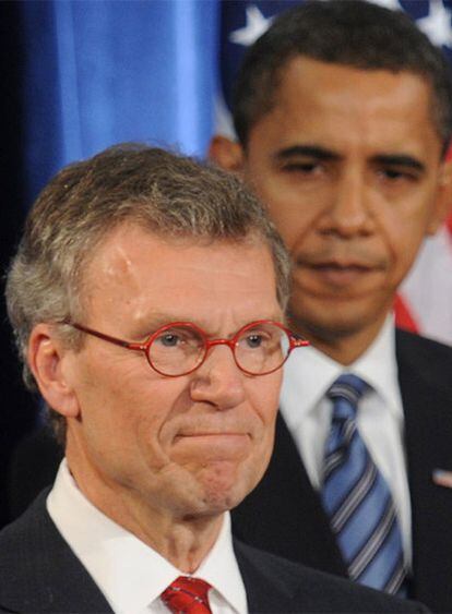 Tom Daschle, aspirante a la Secretaría de Salud, y el presidente de EE UU, Barack Obama, durante una fotografía de archivo de diciembre de 2008 en Chicago.