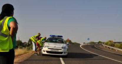 Los caminantes hablan con la Guardia Civil en una etapa del viaje.