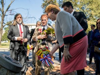 La presidenta Michelle Bachelet ante el memorial a Letelier, acompa&ntilde;ada de los hijos del excanciller asesinado por Pinochet 
 