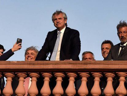 El presidente de Argentina, Alberto Fernández, rodeado de parte de su equipo.