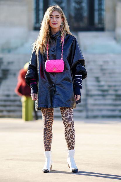 Una de las opciones más arriesgadas: mallas con estampado de leopardo, botines blancos y bolso rosa flúor. No lo intenten en casa.