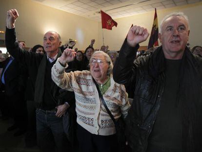 Francisco Frutos, Josefina Samper (viuda de Marcelino Camacho) y Cayo Lara, en el acto de ayer.