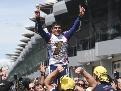 Jorge Martín celebra el título de Moto3 conseguido en Malasia.