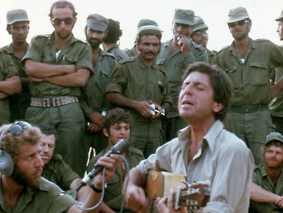 Leonard Cohen canta ante un grupo de soldados israelíes, en la península del Sinaí durante la guerra de Yon Kipur, en 1973.