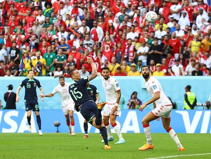 Mitchell Duke durante la acción de su gol en el partido de Australia contra Túnez, en el estadio Al Janoub este sábado.