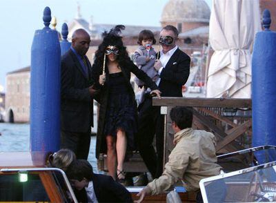 Salma Hayek y François-Henri Pinault, con máscaras, en un embarcadero de Venecia con su hija.
