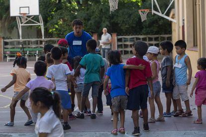 Un grupo de niños juega en un 'casal' de verano del Raval.