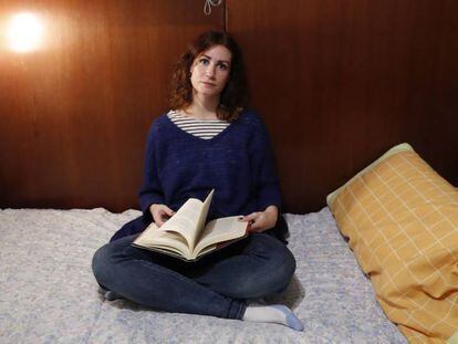 Ana Llorente en su habitaci&oacute;n, en casa de sus padres, donde vive.  