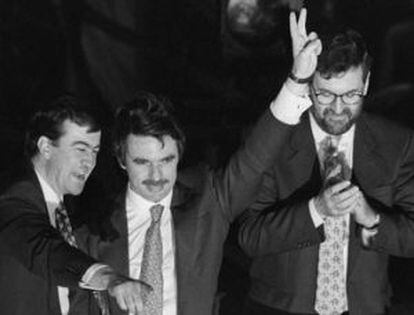 José María Aznar celebra, junto a Álvarez-Cascos y Rajoy, su victoria en las elecciones de 1996.