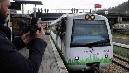 Pruebas en Mieres, Asturias, del primer tren de viajeros autopropulsado con gas natural licuado.