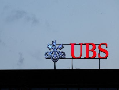 Logo del banco UBS en una sede de Zúrich.