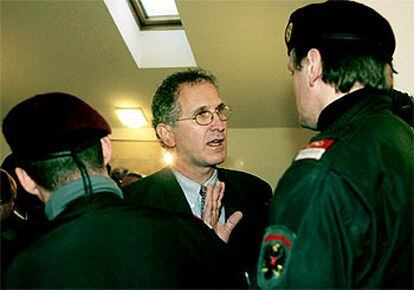 Edward Fagan discute con un policía durante un juicio en Austria por el accidente de un funicular, ocurrido en 2000.