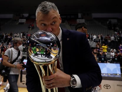 Sarunas Jasikevicius besa el trofeo de la Copa.