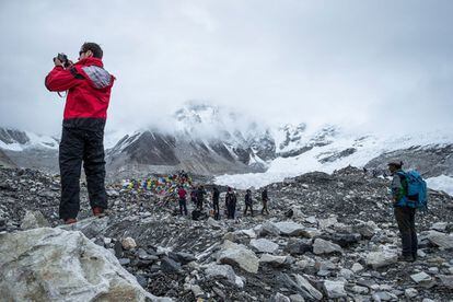 Se tardan unos 10 días solamente en llegar al campamento base del Everest. En la imagen, un grupo de excursionistas lo visitan. Solamente llegar hasta ahí, es todo un logro. El glaciar de Khumbu, al fondo, tiene una de las cumbres más peligrosas, aunque en la actualidad está menguando debido al cambio climático y sus piscinas de agua son ahora una escena común.