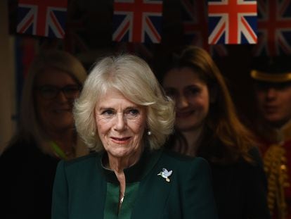 La reina consorte acude a la fundación Barnardo's para donar los osos Paddington con los que los británicos homenajearon a Isabel II, el 24 de noviembre de 2022, en Londres.