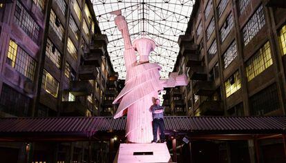 Pedro Reyes aparece junto a la Estatua de la libertad, que evoca al Caballo de Troya.