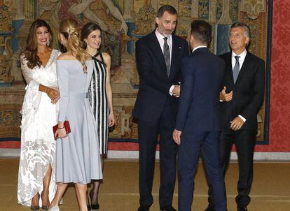 Los Reyes de España junto al presidente de Argentina, Mauricio Macri, y su esposa y Juliana Awada reciben al entrenador del Atlético de Madrid, Diego Simeone, y su pareja Carla Pereyra, a su llegada a la recepción en el Palacio de El Pardo.
