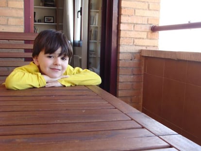 Un niño en la terraza de su casa. 