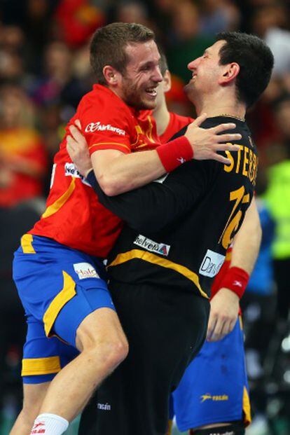 Victor Tomás y Sterbik se abrazan tras el partido.