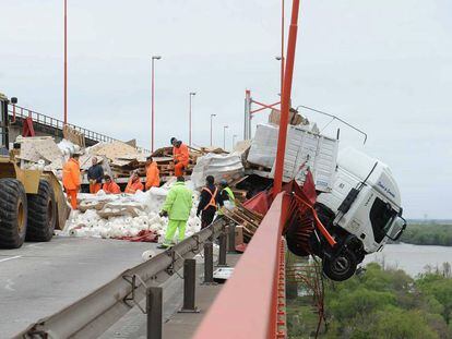 Un camión con acoplado estuvo cerca de caer al vacío en el puente Zárate-Brazo Largo, en Argentina