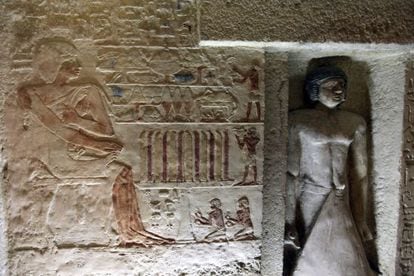 Vista de la escultura del noble Jansen con una falda triangular en su tumba situada en la necrópolis de Giza, El Cairo (Egipto).