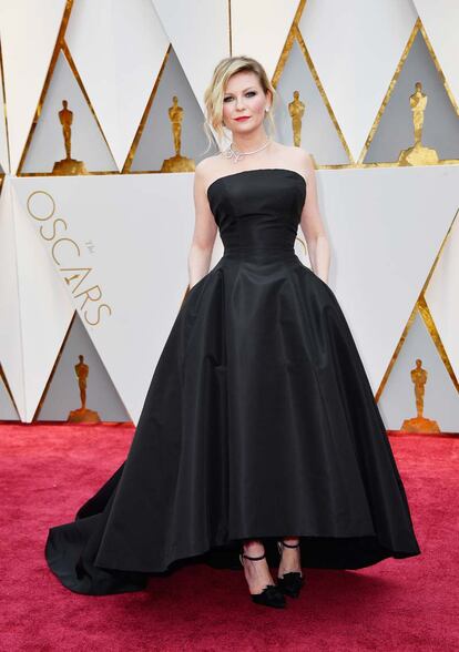 Kirsten Dunst prefirió no arriesgar y eligió un sencillo vestido negro palabra de honor con bolsillos de Dior Alta Costura.