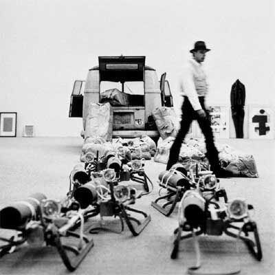 Joseph Beuys, ante su instalación 'Das Rudel' (1969), expuesta en Estocoolmo en 1971.