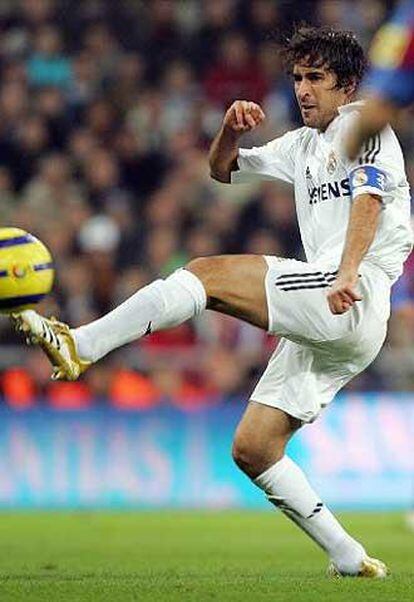Raúl, en el momento de lesionarse frente al Barça