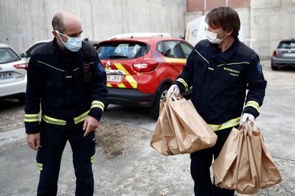 Los bomberos de Madrid ayudan en el reparto de las 10.000 comidas para familias vulnerables de la ciudad.