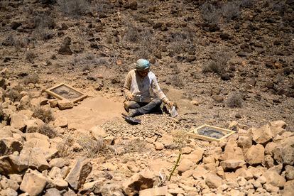 Candela Martínez, arqueóloga, criba con tamices la tierra procedente del interior de un túmulo del yacimiento de Daas Biyo. De esta forma trata de encontrar fragmentos óseos o ajuar (como pequeñas cuentas) que se hayan podido quedar en las terreras de la excavación.