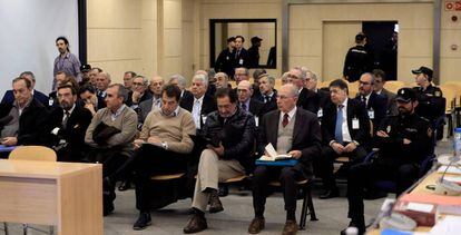 El expresidente de Bankia Rodrigo Rato junto al resto de acusados durante la primera sesión del juicio por la salida a Bolsa de la entidad, en una imagen de archivo.