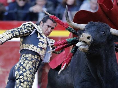 El torero El Fandi durante la faena a su segundo toro.