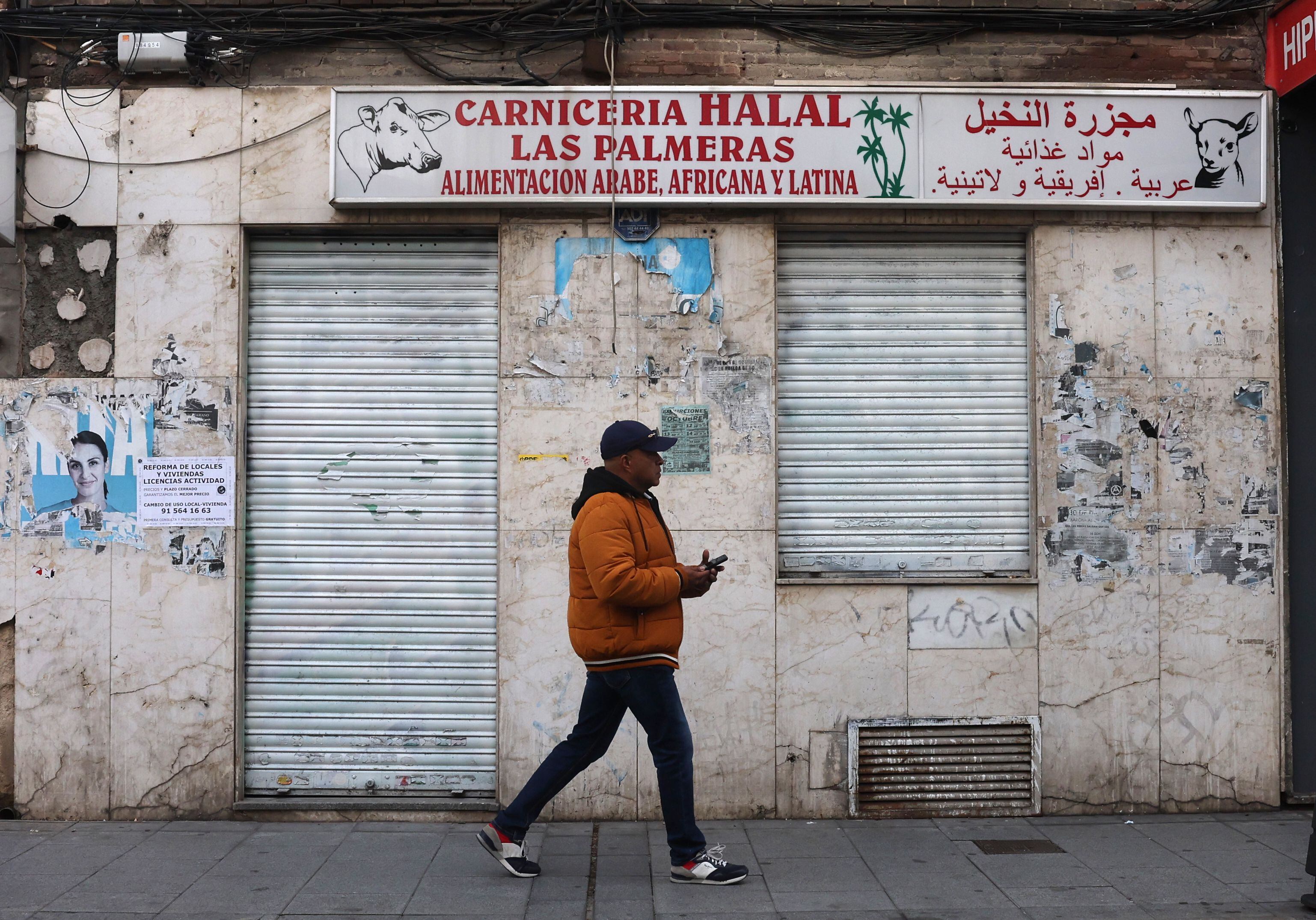 Un hombre paseaba por la calle de San Diego, en Madrid