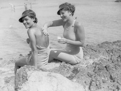 Dos bañistas se embadurnan crema solar en 1935.