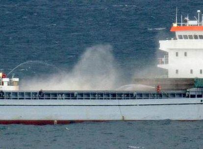 Equipos de Salvamento Marítimo riegan con agua la bodega del buque frente a la costa de Vicedo (Lugo).